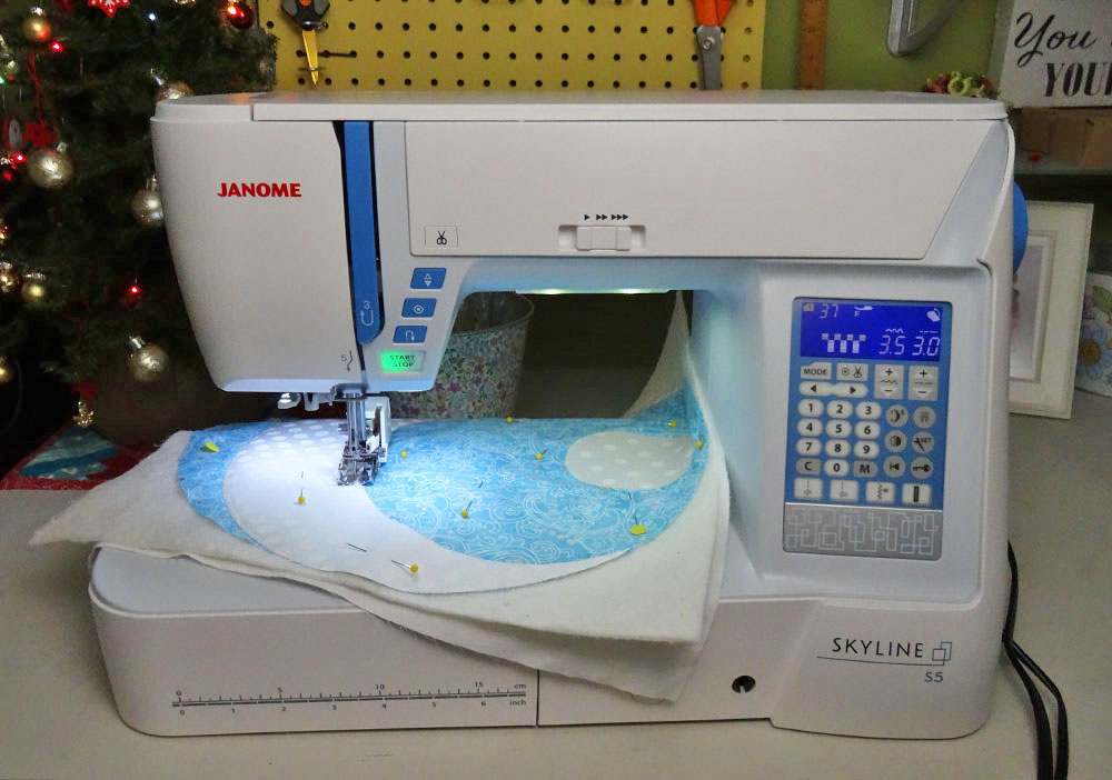 Christmas Ornament Placemat Tutorial - Applique Stitch