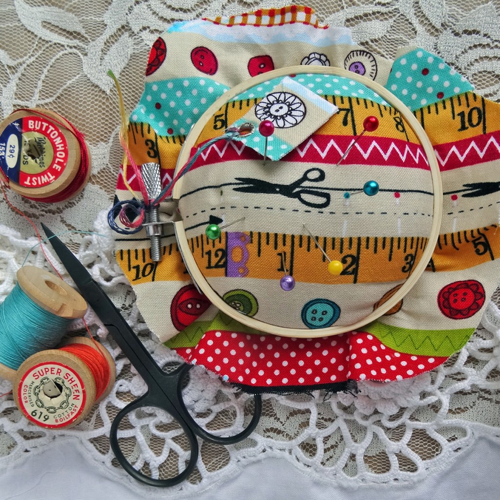 Simple Hoop Pincushion Simple Hoop Pincushion, DIY, no sew